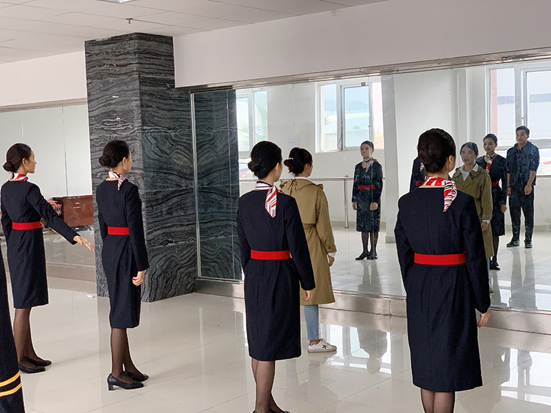 備賽選手排練舞蹈1.jpg