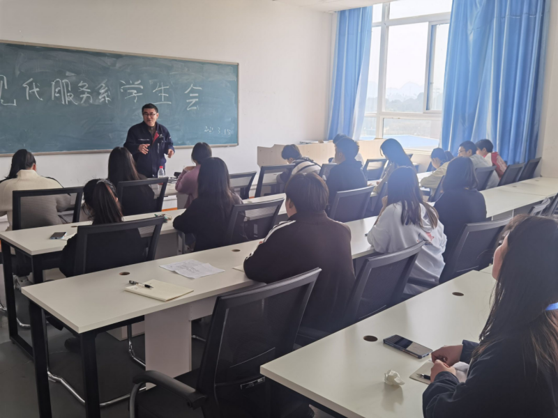 1晏老師為我們講解拍攝相關(guān)知識(shí).png