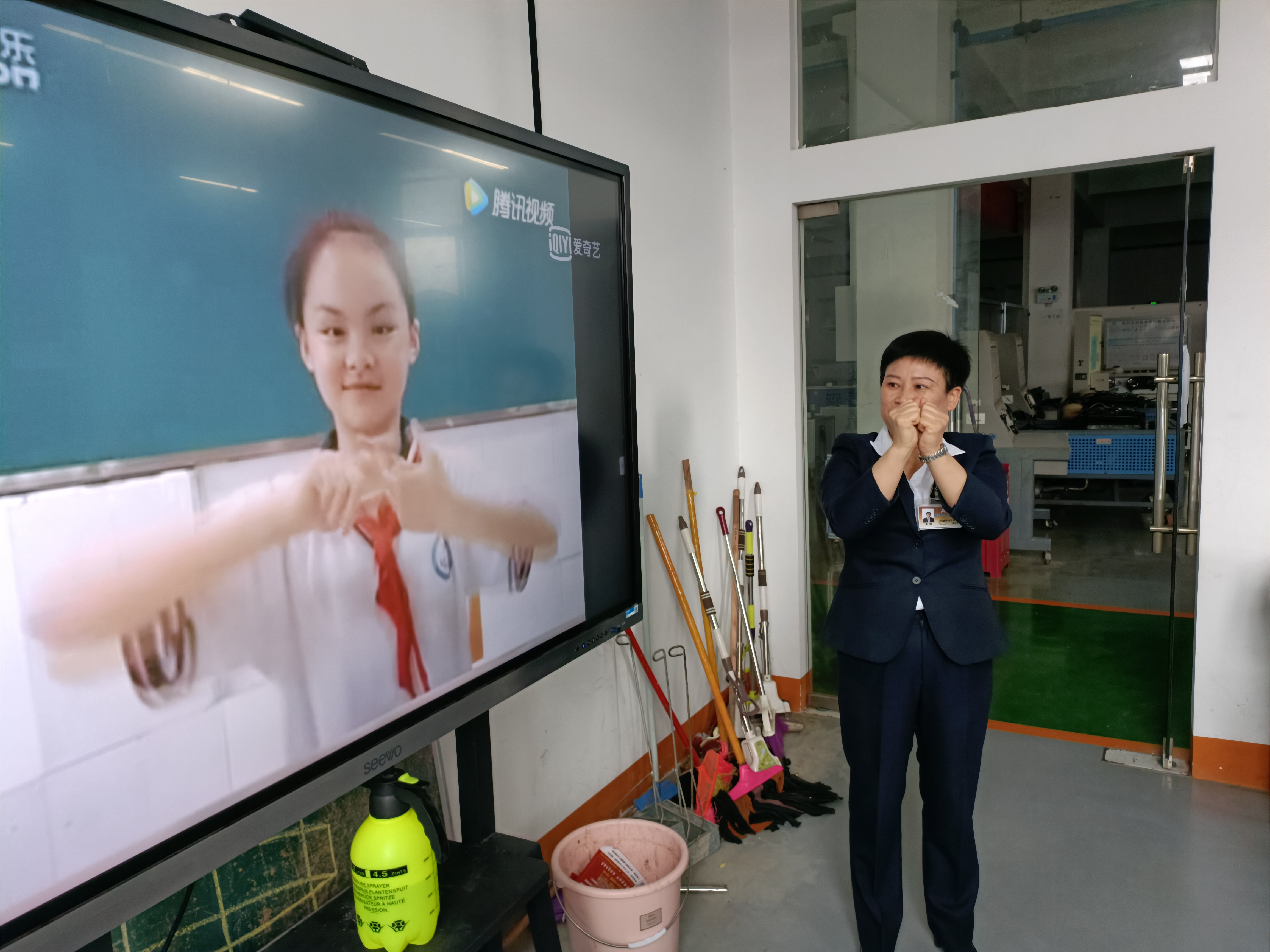 朱焜老師帶隊做手指操.jpg