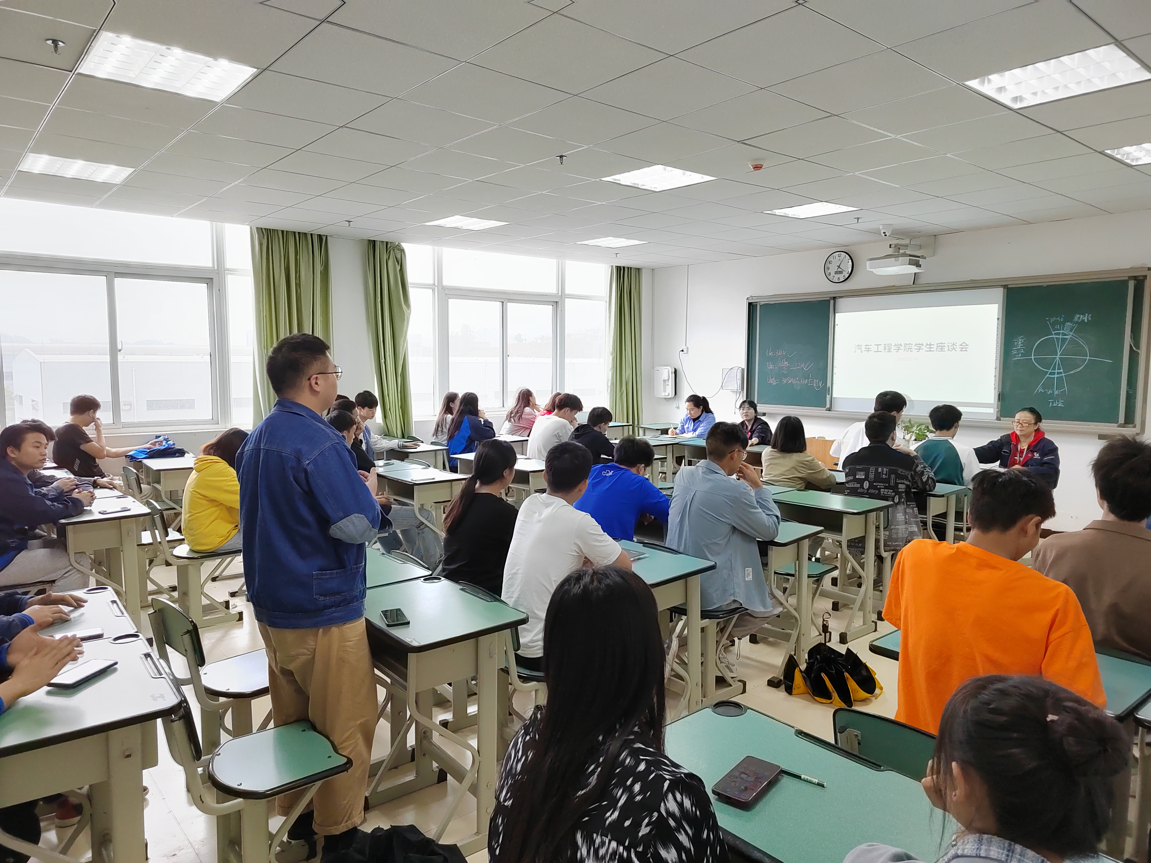 學(xué)生代表發(fā)言.jpg