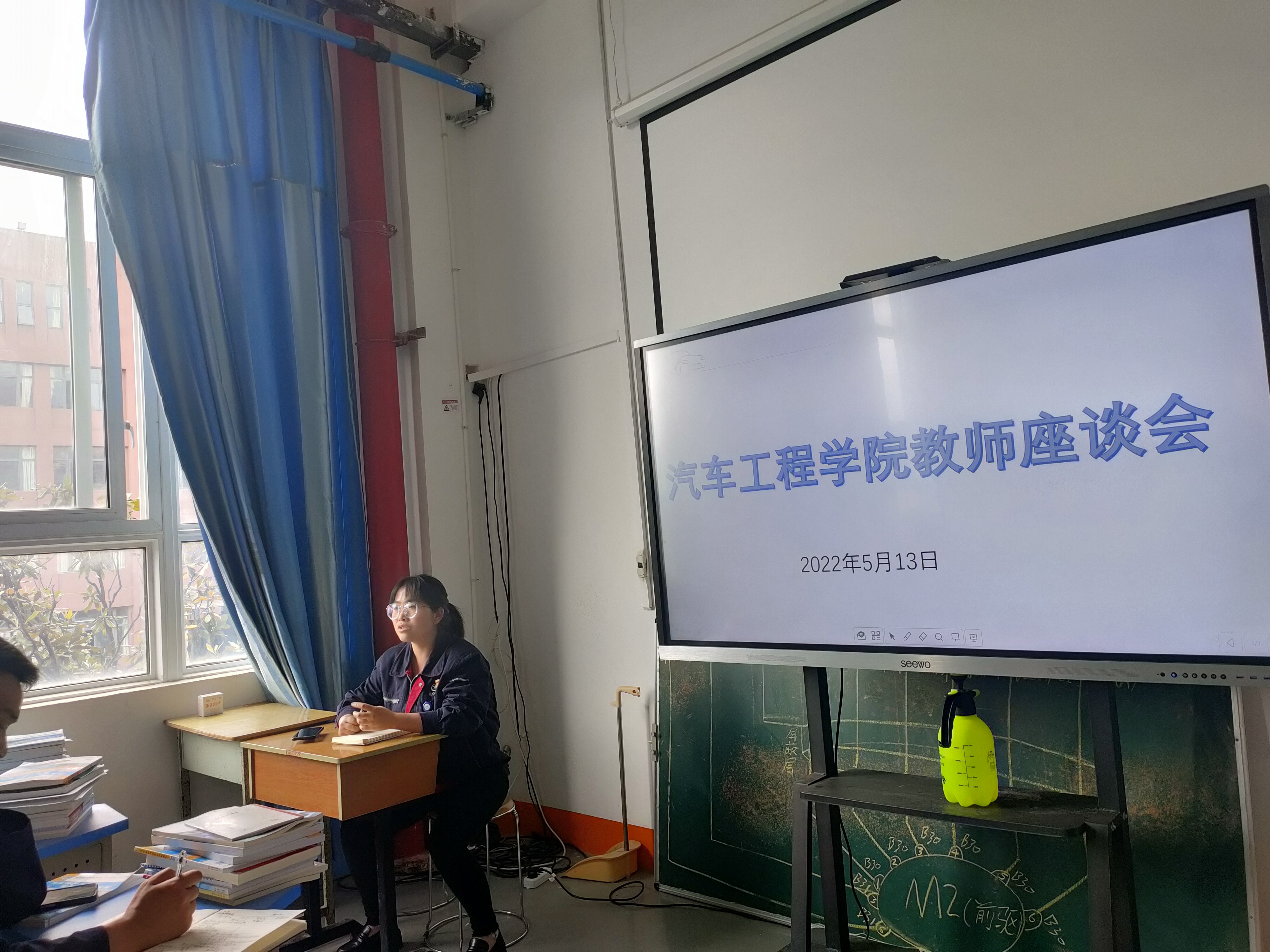 陳蘭副院長主持教師座談會(huì).jpg